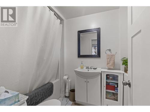 3702 22 Street, Vernon, BC - Indoor Photo Showing Bathroom