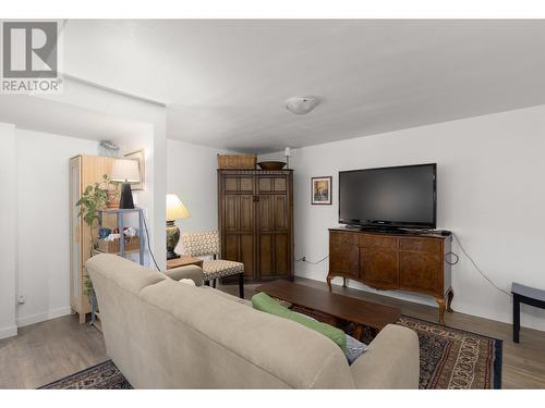 3702 22 Street, Vernon, BC - Indoor Photo Showing Living Room