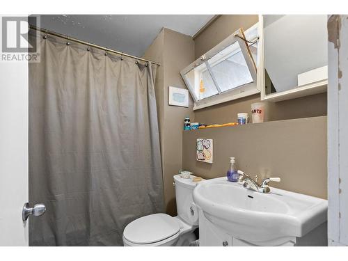 3702 22 Street, Vernon, BC - Indoor Photo Showing Bathroom