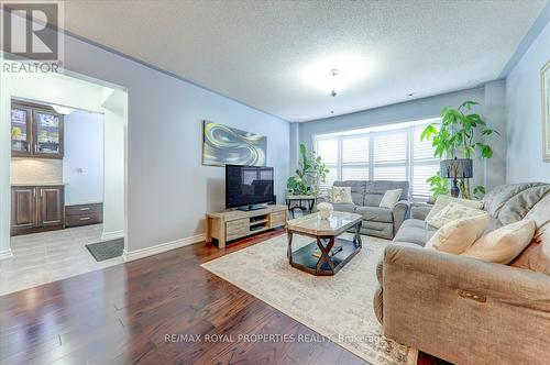 99 Mondeo Drive, Toronto (Dorset Park), ON - Indoor Photo Showing Living Room