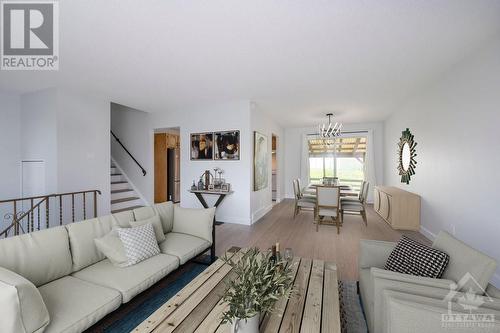 29 Woodhill Crescent, Ottawa, ON - Indoor Photo Showing Living Room