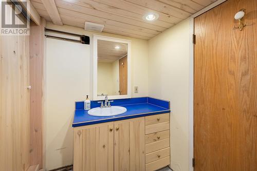 624 16Th  S Avenue, Creston, BC - Indoor Photo Showing Bathroom