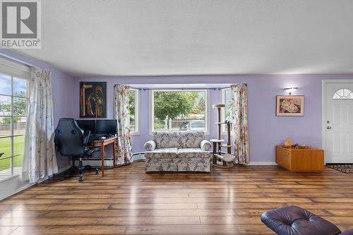 624 16Th  S Avenue, Creston, BC - Indoor Photo Showing Living Room