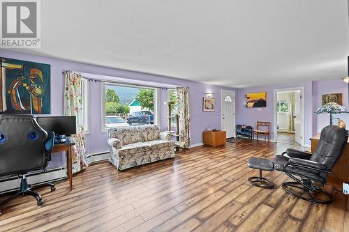 624 16Th  S Avenue, Creston, BC - Indoor Photo Showing Living Room