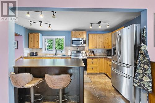 624 16Th  S Avenue, Creston, BC - Indoor Photo Showing Kitchen With Double Sink