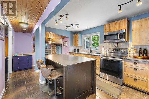 624 16Th  S Avenue, Creston, BC - Indoor Photo Showing Kitchen