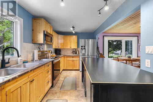 624 16Th  S Avenue, Creston, BC - Indoor Photo Showing Kitchen With Double Sink