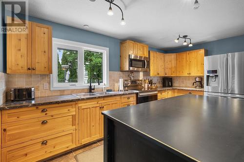 624 16Th  S Avenue, Creston, BC - Indoor Photo Showing Kitchen With Double Sink