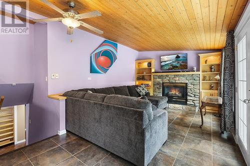 624 16Th  S Avenue, Creston, BC - Indoor Photo Showing Living Room With Fireplace