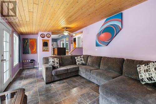 624 16Th  S Avenue, Creston, BC - Indoor Photo Showing Living Room