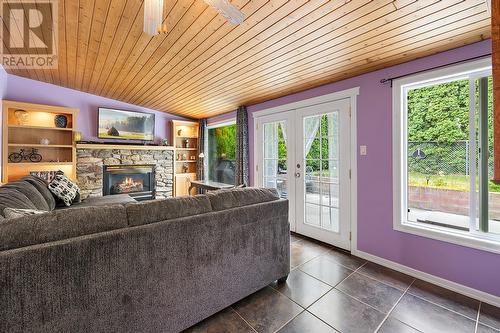 624 16Th  S Avenue, Creston, BC - Indoor Photo Showing Living Room With Fireplace