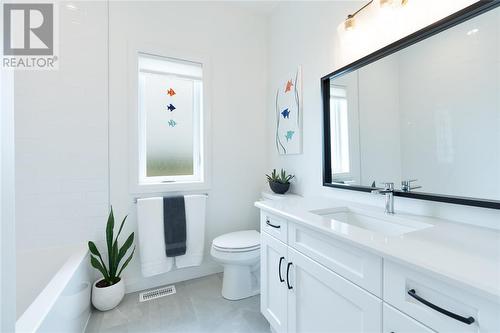 6807 Griffin Drive, Plympton-Wyoming, ON - Indoor Photo Showing Bathroom