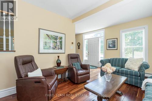 1897 10 Line N, Oro-Medonte, ON - Indoor Photo Showing Living Room