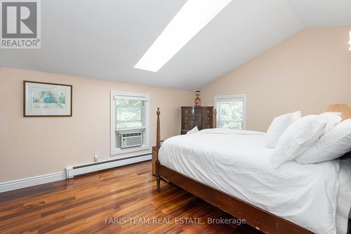 1897 10 Line N, Oro-Medonte, ON - Indoor Photo Showing Bedroom