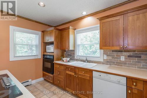 1897 10 Line N, Oro-Medonte, ON - Indoor Photo Showing Kitchen With Double Sink