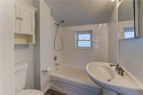 144 Britannia Avenue, Hamilton, ON - Indoor Photo Showing Bathroom