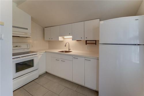 144 Britannia Avenue, Hamilton, ON - Indoor Photo Showing Kitchen