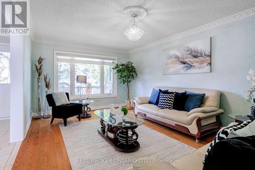 87 Taylorwood Avenue, Caledon (Bolton North), ON - Indoor Photo Showing Living Room