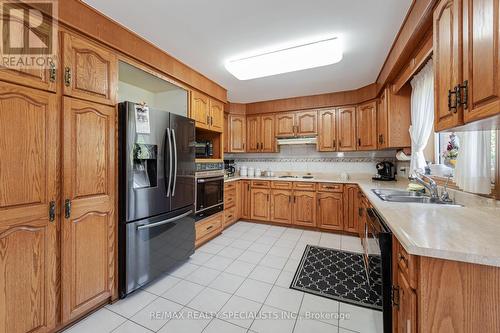 8 Ryckman Lane, Brampton (Toronto Gore Rural Estate), ON - Indoor Photo Showing Kitchen With Double Sink