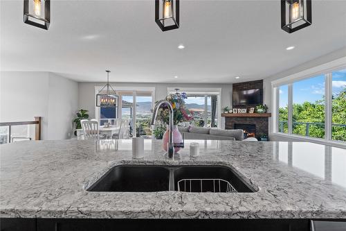 928 34 Avenue, Vernon, BC - Indoor Photo Showing Kitchen With Double Sink