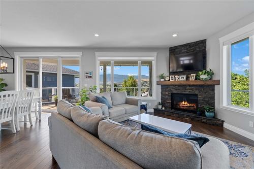 928 34 Avenue, Vernon, BC - Indoor Photo Showing Living Room With Fireplace