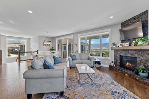 928 34 Avenue, Vernon, BC - Indoor Photo Showing Living Room With Fireplace