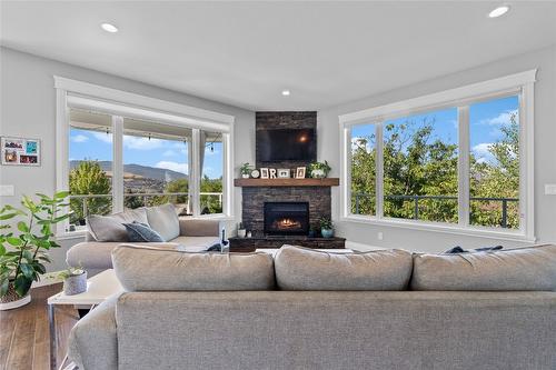 928 34 Avenue, Vernon, BC - Indoor Photo Showing Living Room With Fireplace