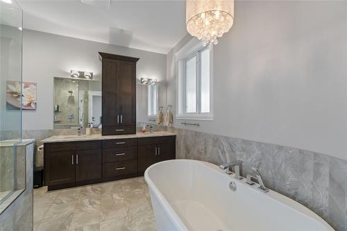 928 34 Avenue, Vernon, BC - Indoor Photo Showing Bathroom