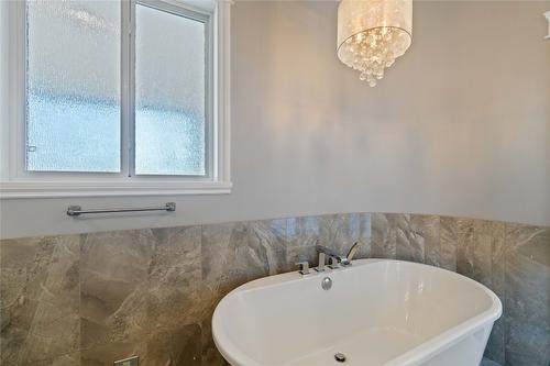 928 34 Avenue, Vernon, BC - Indoor Photo Showing Bathroom