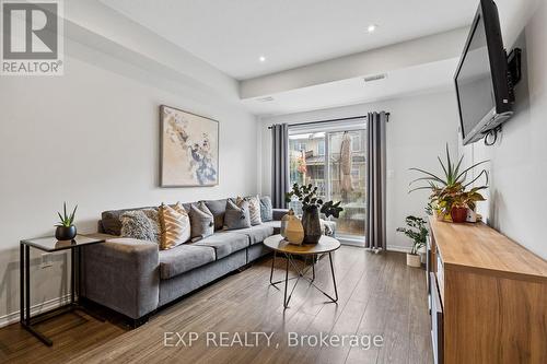 12 - 5060 Serena Drive, Lincoln, ON - Indoor Photo Showing Living Room