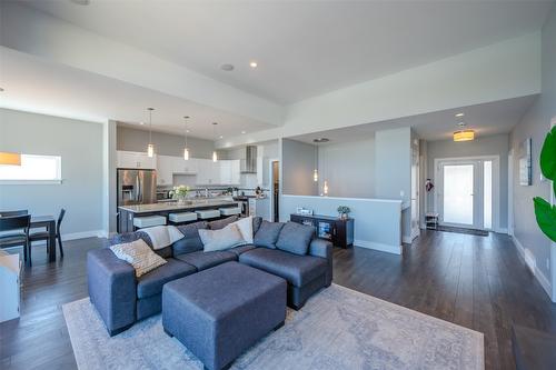 104 View Way, Penticton, BC - Indoor Photo Showing Living Room