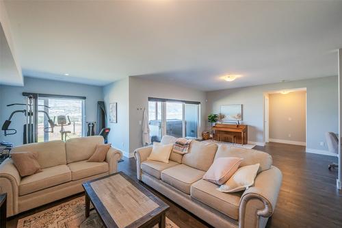 104 View Way, Penticton, BC - Indoor Photo Showing Living Room