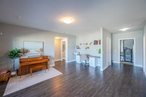 104 View Way, Penticton, BC - Indoor Photo Showing Living Room