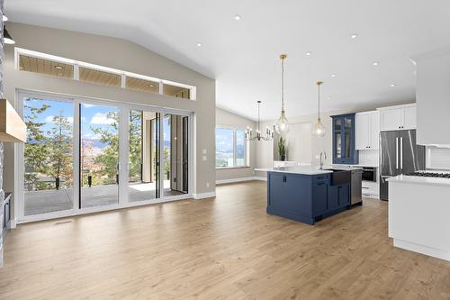 196 Summer Wood Drive, Kelowna, BC - Indoor Photo Showing Kitchen With Upgraded Kitchen