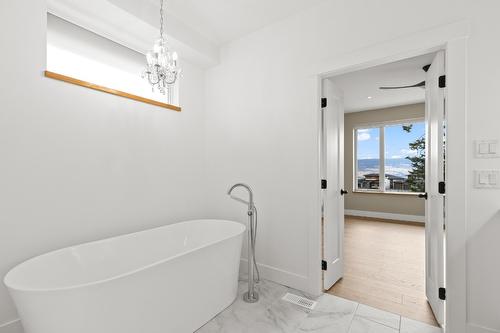 196 Summer Wood Drive, Kelowna, BC - Indoor Photo Showing Bathroom