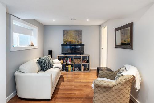 2640 Thacker Drive, West Kelowna, BC - Indoor Photo Showing Living Room