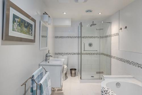 2640 Thacker Drive, West Kelowna, BC - Indoor Photo Showing Bathroom