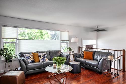 2640 Thacker Drive, West Kelowna, BC - Indoor Photo Showing Living Room