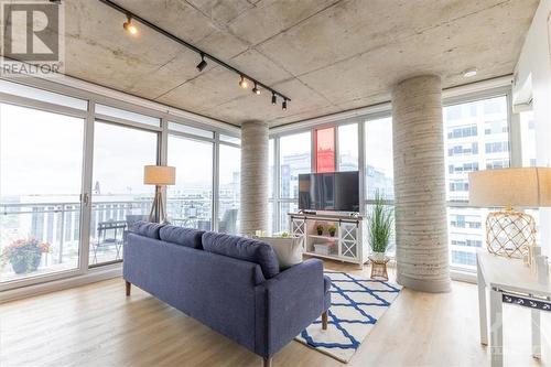 324 Laurier Avenue Unit#2109, Ottawa, ON - Indoor Photo Showing Living Room