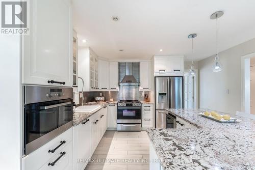 1840 Pine Siskin Court, Mississauga, ON - Indoor Photo Showing Kitchen With Upgraded Kitchen