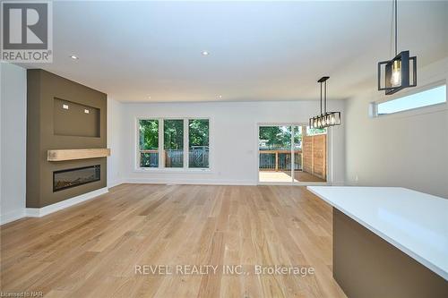 3747 Dominion Road, Fort Erie, ON - Indoor Photo Showing Living Room With Fireplace