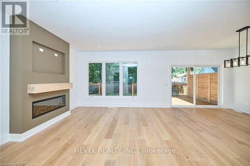 3747 Dominion Road, Fort Erie, ON - Indoor Photo Showing Living Room With Fireplace