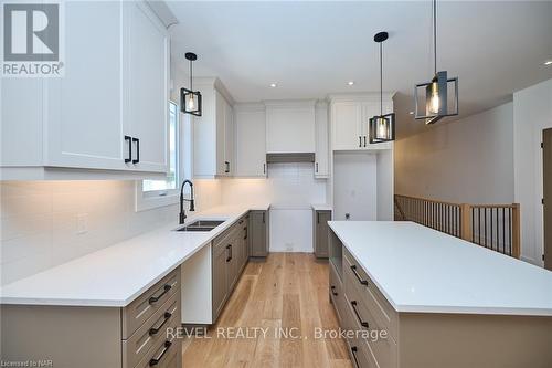 3747 Dominion Road, Fort Erie, ON - Indoor Photo Showing Kitchen With Double Sink With Upgraded Kitchen