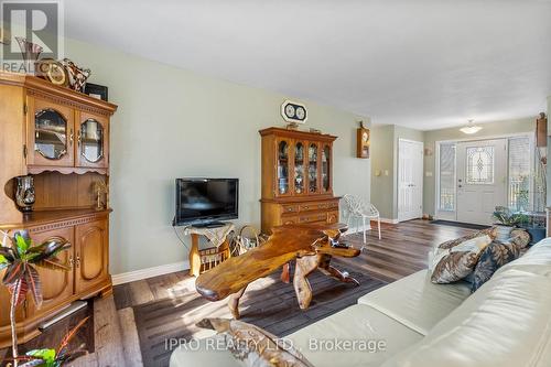 7000 Windsor Crescent, Niagara Falls, ON - Indoor Photo Showing Living Room