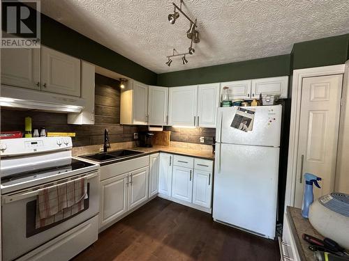 7 Bailey Ln, Elliot Lake, ON - Indoor Photo Showing Kitchen With Double Sink