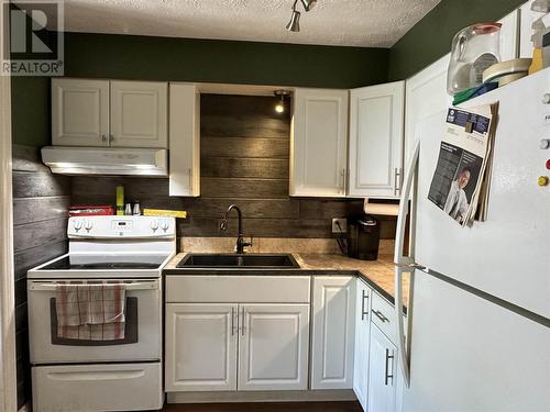 7 Bailey Ln, Elliot Lake, ON - Indoor Photo Showing Kitchen With Double Sink