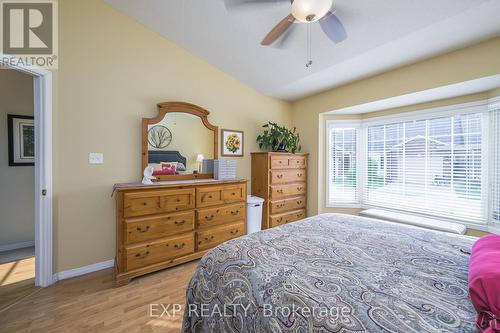 22 - 1077 Hamilton Road, London, ON - Indoor Photo Showing Bedroom