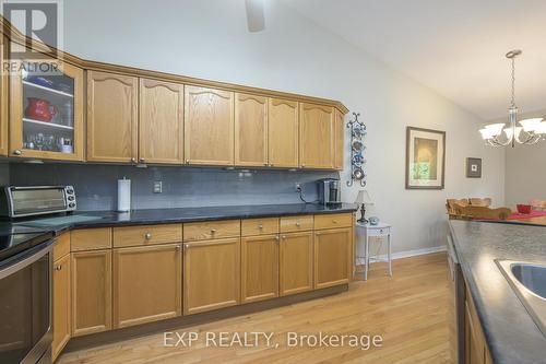 22 - 1077 Hamilton Road, London, ON - Indoor Photo Showing Kitchen