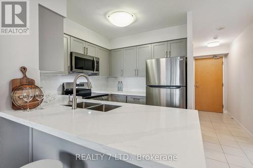 708 - 4968 Yonge Street, Toronto (Lansing-Westgate), ON - Indoor Photo Showing Kitchen With Double Sink With Upgraded Kitchen