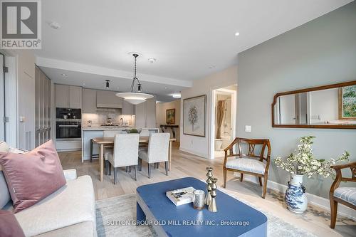 412 - 1 Strathgowan Avenue, Toronto (Lawrence Park South), ON - Indoor Photo Showing Living Room